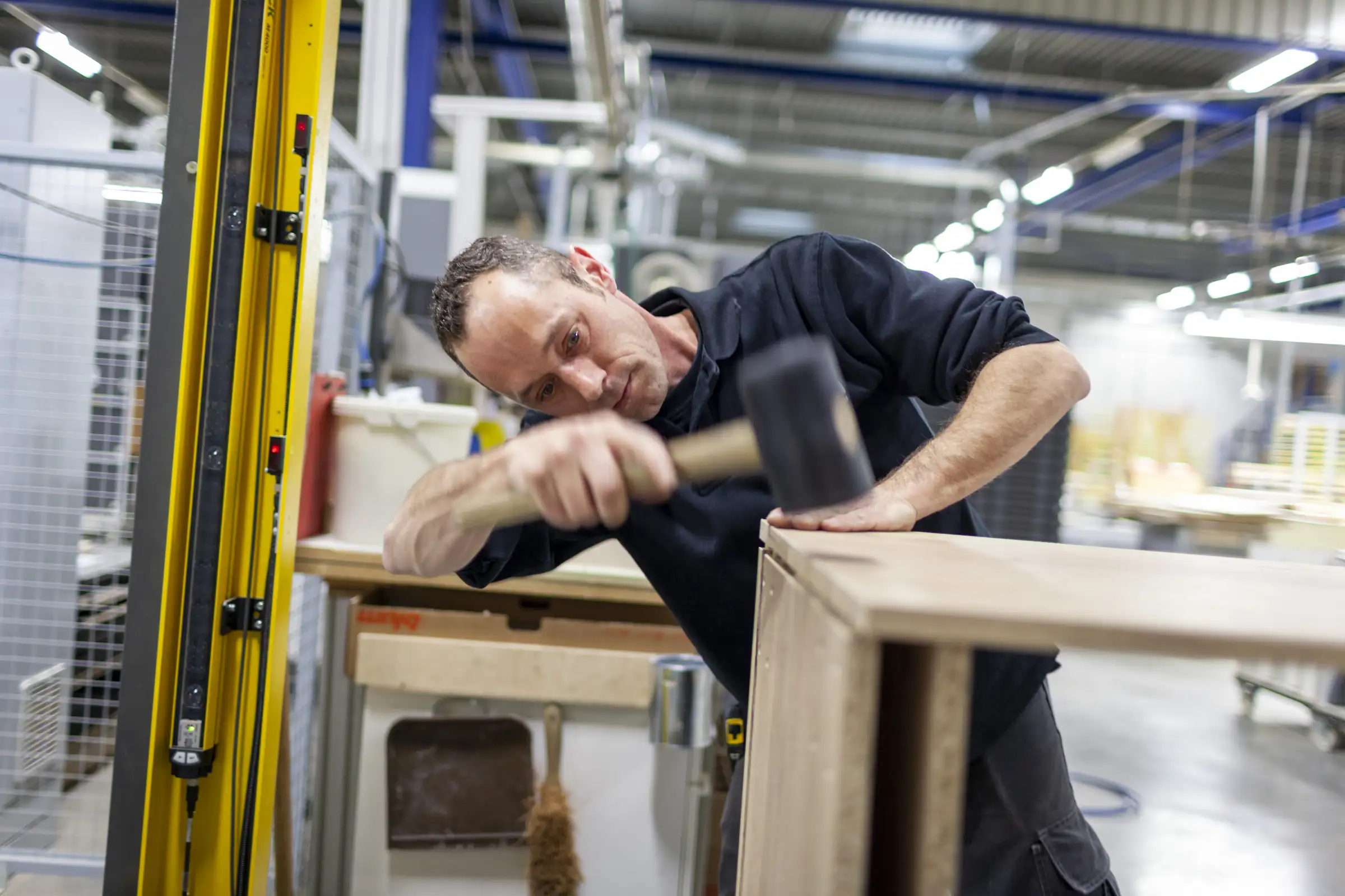 Beda Keukens maken is een ambacht. Hier zie je een timmerman aan het werk.